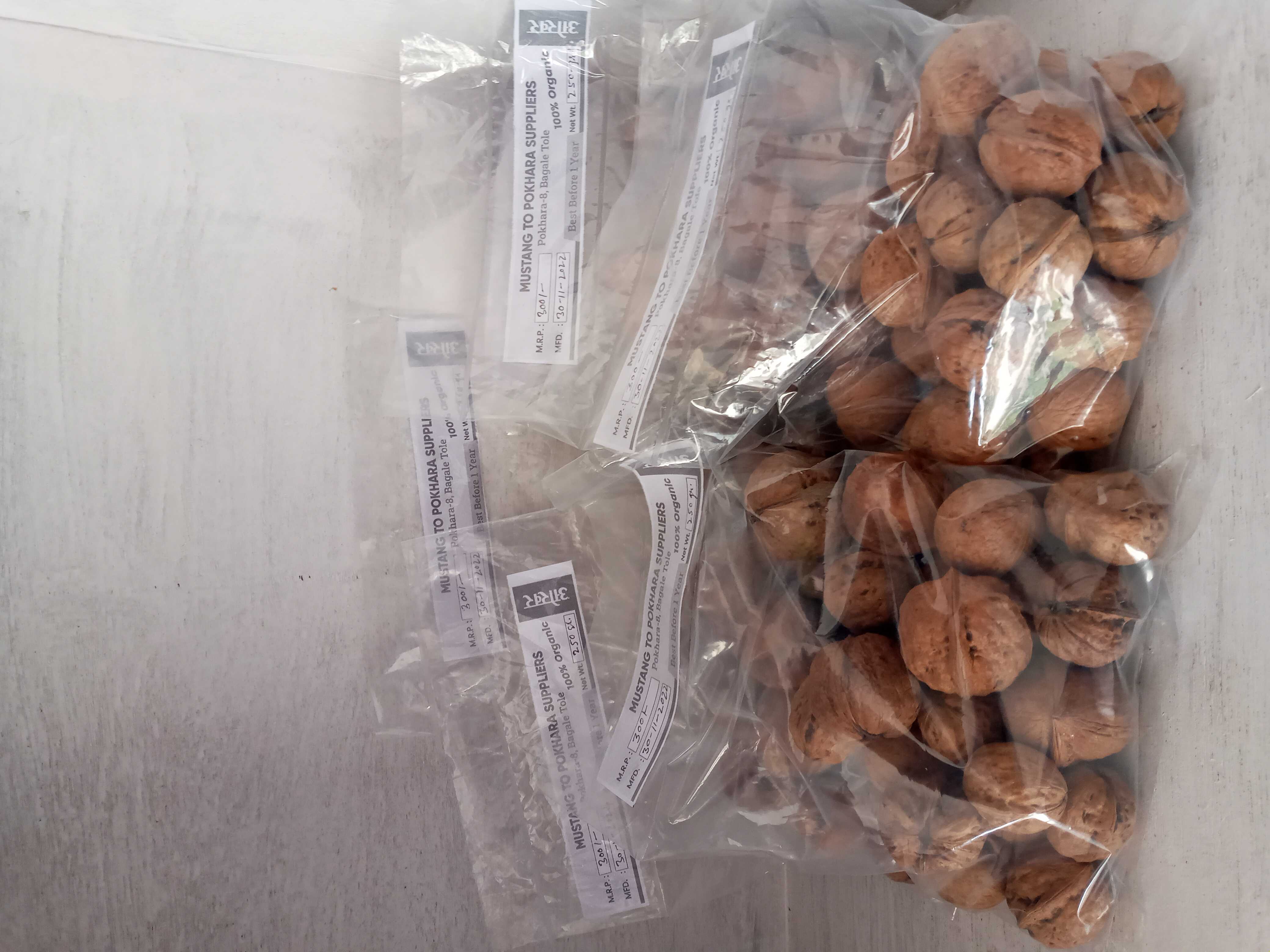 ओखर Walnuts